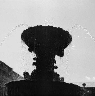 Dresden-Altstadt. Zwinger (1709-1728; M. D. Pöppelmann, B. Permoser). Nymphenbad. Brunnen über der Kaskade auf dem Wall