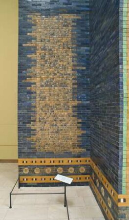 Modern rekonstruierte Inschrift des Königs Nebukadnezar am Ischtar-Tor von Babylon