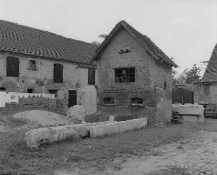 Elsnig, Dorfstraße 21. Dreiseithof (1851/1925). Stallgebäude und Taubenhaus. Hofansicht