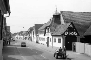 Bötzingen: Hauptstraße, Fachwerkhaus mit Türmchen