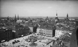 Dresden. Blick vom Turm der Kreuzkirche auf den Altmarkt, nach Nordwesten