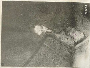 Zielfort (Lager Lechfeld) mit einschlagender Mine während des Einschießens des mittleren Minenwerfers 14 auf Minenwerfer 8 (1000 m)