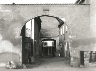 Radebeul-Zitzschewig, Altzitzschewig 3. Gehöft (bezeichnet 1824). Toranlage