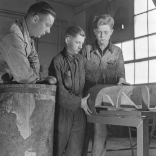 Ausbilder und Lehrlinge bei Borgward mit einem Bauelement, um 1938/1941