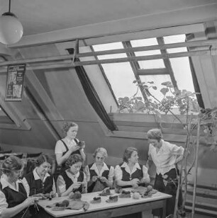 Werkfrauen beim Stricken