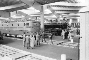 Mülhausen (Frankreich): Halle mit Loks und Wagen; von der Galerie