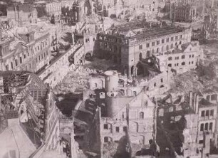Dresden. Blick vom Georgentor nach Osten auf die Ruinen von Stallhof, Johanneum, Neumarkt und Frauenkirche