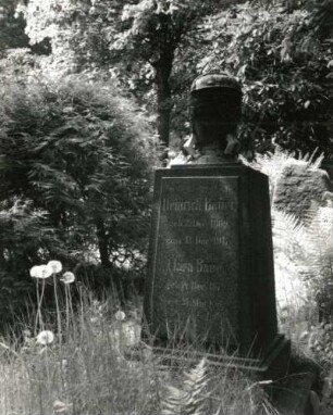 Schwarzenberg. Friedhof. Grabmal für Heinrich Bauer (gestorben 1917) und Frau. Granit