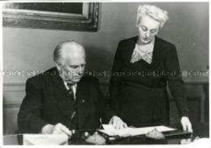 Wilhelm Pieck mit Elly Winter am Schreibtisch im Schloss Niederschönhausen