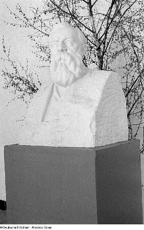 Büste von Friedrich Engels