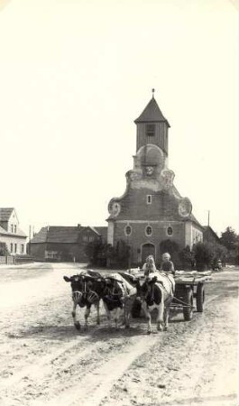 Ochsengespann vor der Kirche in Döbbrick : Wolacy zapřah před Depšćanskej cyrkwju