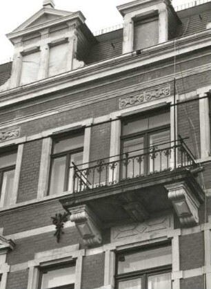 Dresden-Neustadt, Bischofsweg 38. Wohnhaus mit Laden (um 1895). Fenster und Balkon (3.und 4. Obergeschoß)