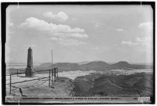Elbsandsteingebirge Lilienstein. Obelisk Augusts des Starken mit Blick auf den Luftkurort Gohrisch