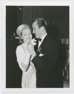 Marlene Dietrich in einem Kostüm aus "Seven Sinners" und mit Goldreifenhut von Alix (Los Angeles, 1940) (Archivtitel)