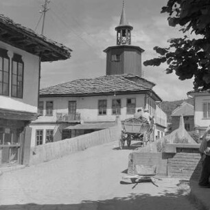 Die bulgarische Kleinstadt Trjawna an den nördlichen Hängen des Balkangebirges liegend. Der Uhrturm von 1814 im Stadtzentrum