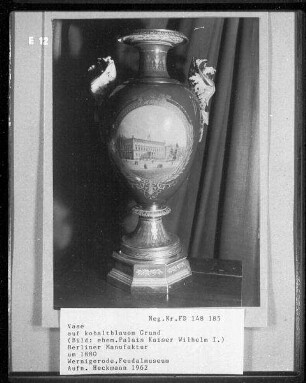 Vase auf kobaldblauem Grund, mit ehem. Palais Kaiser Wilhelm I.