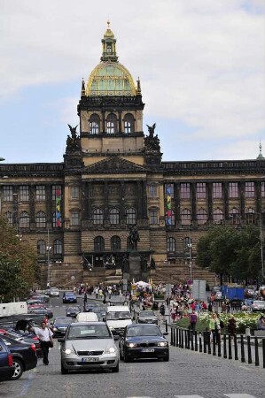 Nationalmuseum : Das Gebäude des Tschechischen Nationalmuseums am Wenzelsplatz in Prag wurde im Stil der Neorenaissance errichtet