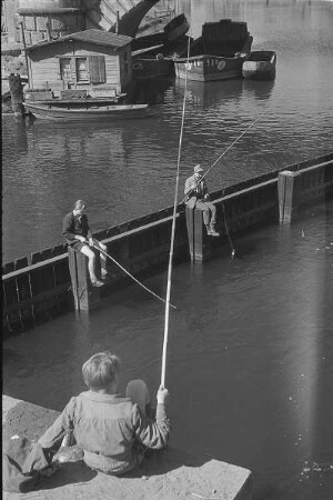 Berlin. Angler an einer Schleuse (Tiergarten?)