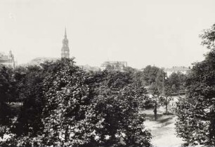 Dresden-Neustadt. Albertplatz von einem Gebäude an der Einmündung Bautzner Straße. Sommeraufnahme über Baumbestand gegen die Dreikönigskirche
