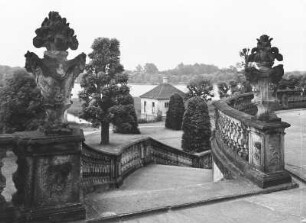 Moritzburg. Schloßpark (um 1730). Äußerer Treppenaufgang (Freitreppe) gegen Aufseherhäuschen und Schloßteich