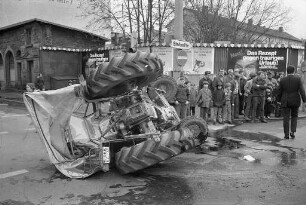 Verkehrsunfall eines Traktors auf der Kreuzung Lameystraße und Hardtstraße aufgrund verkehrsbedingter Notbremsung