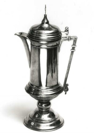 Abendmahlskanne mit Deckel : Abendmahlskanne mit Deckel. Metall, versilbert; Höhe 40 cm. Wohl um 1909. Dresden-Striesen, Versöhnungskirche