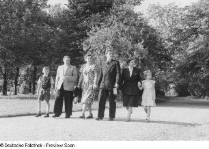 Spaziergänger in einem Park