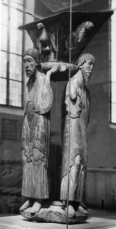 Freudenstädter Lesepult : Freudenstädter Lesepult. Holz, geschnitzt, gefasst (polychrom) (um 1150). Freudenstadt, Stadtkirche
