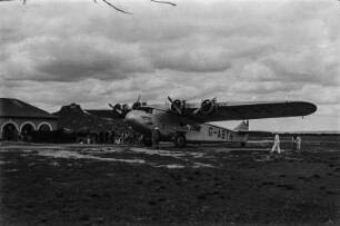 Flugzeug : Bild eines englischen Flugzeugs, der Verkehrsmaschine Andromeda auf dem Flugfeld in Dodoma.