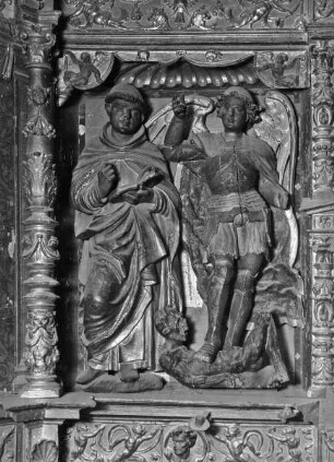 Hochaltar, unteres Hauptgeschoss, linker Teil: Heiliger Franziskus (?) und Michael
