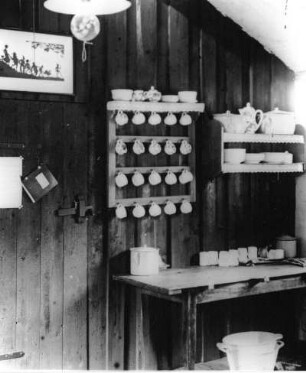 Nahe Oybin. Heim des Zittauer Gymnasiums (ehemalige Militärbaracke) im Oybiner Talkessel. Küche