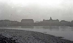 Grund, Peter; Düsseldorf; Stadtansichten - Uferpromenade mit Stadtansicht