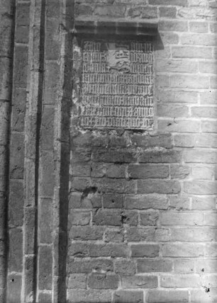 Inschriftentafel über Domgründung mit falschem Datum 1144