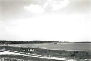 Oberlausitz. Talsperre Quitzdorf (Schwarzer Schöps). Staudamm (Steinschüttdamm) mit Hochwasserüberlauf und Auslaß. Blich nach Nordost