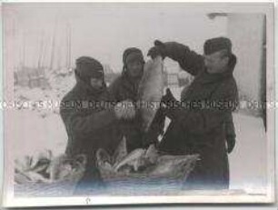 Soldaten mit Korb voll Fischen