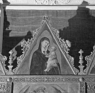 Altaraufsatz: Erzengel Michael zwischen dem heiligen Bartholomäus und einem heiligen Bischof — Aufsatzbild: Madonna mit Kind