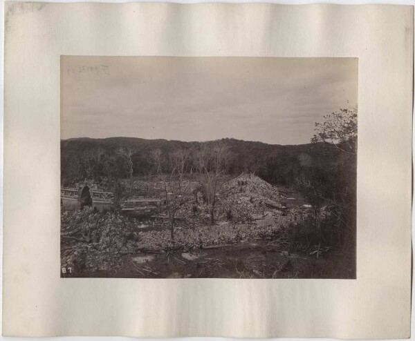 "Landschaft des Tempels (mit Torbogen). Blick nach N 65° W."