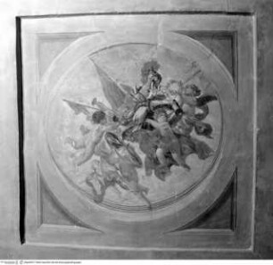 Militärische Szenen, Mittleres Deckenbild: Putti mit Trophäen