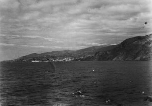 Brasilianische Küste : Blick von einem Schiff auf die brasilianische Küste. Im Hintergrund Häuser einer Stadt.