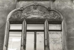 Dresden-Neustadt, Arndtstraße 12. Villa (um 1900). Fensterbekrönung (1. Obergeschoß)