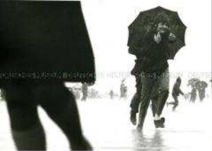 Menschen auf der Flucht vor dem Regen (Altersgruppe 18-21)