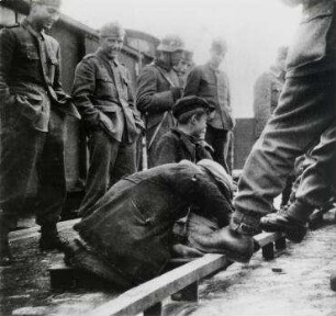 Russische Kinder verdienen sich ihr Brot als Schuhputzer, in Orscha oder Smolensk, 1943