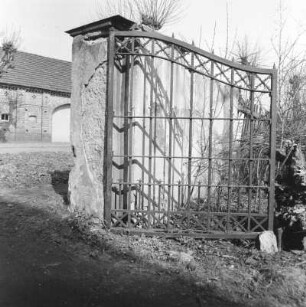 Dissenchen-Schlichow. Gutshof. Hofmauer und Torflügel