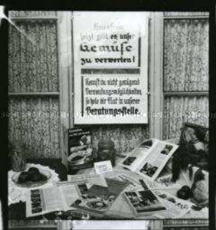Schaufenster einer Beratungsstelle des Deutschen Frauenwerks (?) im Sudetengau