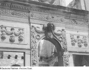 Dresden. Ruine des Palais im Großen Garten. Figuraler Fassadenschmuck über einer Fensteröffnung