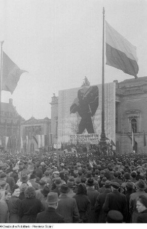 Menschenmassen und Rednertribüne der Feierlichkeiten zur Revolution 1848