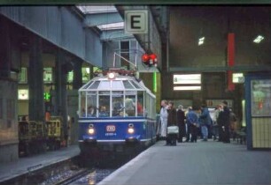 Stuttgart Hbf. Gleis 8 elTw 491 001