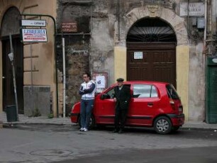 Altstadt von Palermo, zwei Passanten