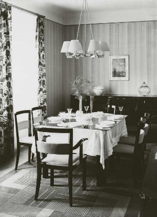 Tapete mit Streifenmuster : Speisezimmer-Interieur mit Anrichte und Eßtisch