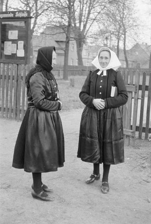 Frauen in Schleifer Tracht : Žony w Slepjanskej drasće : Schleife / Slepo